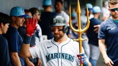 Mariners' Cal Raleigh ties record, sets another with 54th home run - ESPN