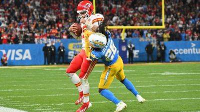 Mahomes' physicality a galvanizing force for Chiefs - ESPN