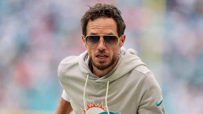 Mike Macdaniel - Miami Dolphins - Rebecca Blackwell - Dolphins' Mike McDaniel offers bewildering quote about winning as banner calls for his firing - foxnews.com - county Miami - county Garden