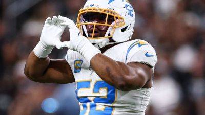 Los Angeles Chargers LB Khalil Mack exits with elbow injury - ESPN