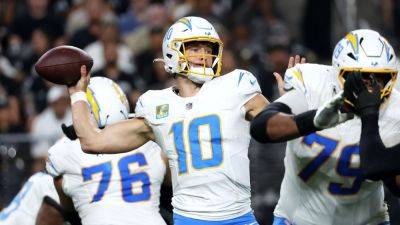 Justin Herbert controls game in Chargers' win over Raiders - ESPN