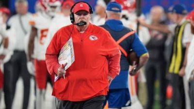 Reid downplays sideline dustup with Kelce amid Chiefs' 1st win - ESPN