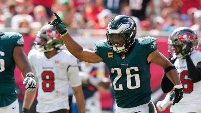 Saquon Barkley - Eagles' Saquon Barkley scores on fake tush push play as Philly wins on road - foxnews.com - county Hall - county Eagle - county Logan - Philadelphia - county Bay