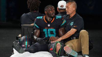 Source: Tyreek Hill carted off with suspected dislocated knee - ESPN