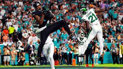 Dolphins offense gets going in MNF win over Jets, but loses Tyreek Hill - ESPN