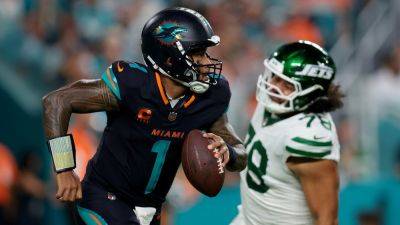 Justin Fields - Rebecca Blackwell - Darren Waller - Colin Cowherd - Tua Tagovailoa's nifty flip to Dolphins teammate excites social media - foxnews.com - Washington - county Miami - New York - county Garden - county Wake