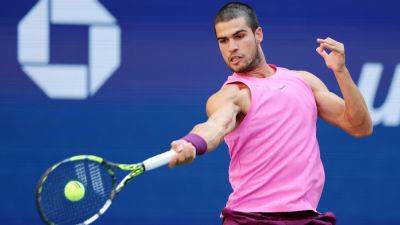 Roger Federer - Carlos Alcaraz - Jannik Sinner - Donald Trump - Alcaraz beats Djokovic in 3 sets to reach the US Open final - ESPN - espn.com - France - Serbia - Usa - New York