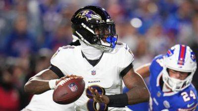 Derrick Henry - Gene J.Puskar - Deandre Hopkins - Ravens' Lamar Jackson shoves fan after getting smacked in helmet following TD strike - foxnews.com - state New York - Baltimore - county Park