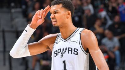 Spurs' Wembanyama hobbles off court after late injury vs. Knicks - ESPN - espn.com - New York - state Utah