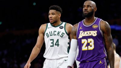 Giannis seals Bucks' win over Lakers with block, steal vs. LeBron - ESPN