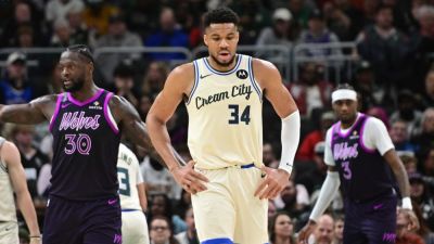 Giannis Antetokounmpo boos fans back as Bucks drubbed at home - ESPN