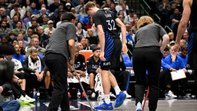 Mavericks' Cooper Flagg exits vs. Nuggets with ankle sprain - ESPN