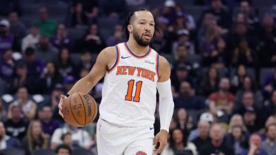 Knicks' Brunson sprains right ankle, plays 5 minutes in loss - ESPN