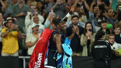 Venus Williams makes Australian Open history, falters late in loss - ESPN