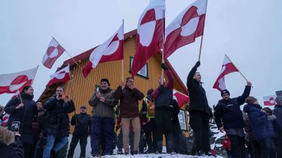 NBA heckler yells 'Leave Greenland alone' during US national anthem at London game