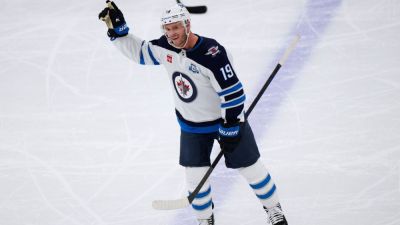 Jonathan Toews gets standing ovation in 'special' return to Chicago - ESPN