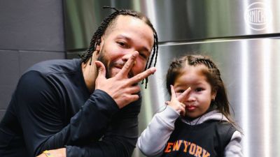 Jalen Brunson and the toddler obsessed with his 3-point celebration - ESPN