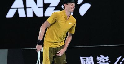 Jannik Sinner battles through sweltering conditions to reach fourth round