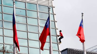 Alex Honnold climbs to top of Taipei 101 skyscraper sans ropes - ESPN