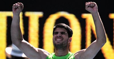 Carlos Alcaraz eases into quarter-finals with straight sets win over Tommy Paul