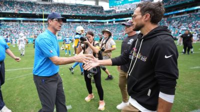 Chargers officially hire Mike McDaniel as offensive coordinator - ESPN