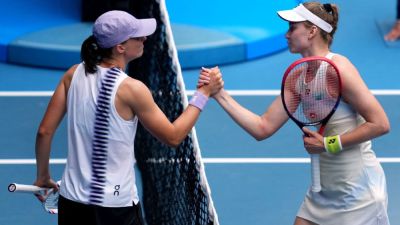 Elena Rybakina tops Iga Swiatek to reach Australian Open semis - ESPN