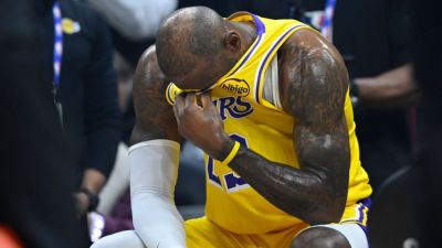 LeBron James tears up over tribute video as Cavs rout Lakers - ESPN