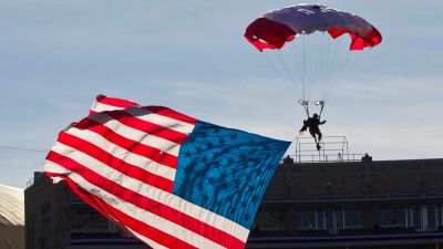 Parachutist briefly hangs above end zone during Armed Forces Bowl pregame mishap - foxnews.com - state Oregon - state Texas - county Rice - county Worth