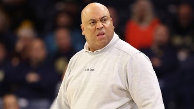 John Calipari - Dan Dakich - Notre Dame - Notre Dame head coach goes ballistic, rushes after official in wild scene following controversial loss - foxnews.com - Ireland - state Indiana - state Arkansas - county Cole - state Idaho