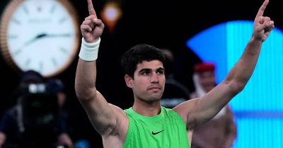 Carlos Alcaraz battles past Alexander Zverev in epic Australian Open semi-final