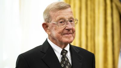 Donald Trump - Legendary college football coach Lou Holtz enters hospice care: report - foxnews.com - Ireland - New York - state Indiana - county Kent - state Arkansas - area District Of Columbia