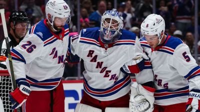 Igor Shesterkin helped off ice after fall in Rangers' loss - ESPN