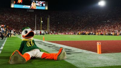 Oregon's mascot trolls USC with Trojan horse pregame entrance - ESPN