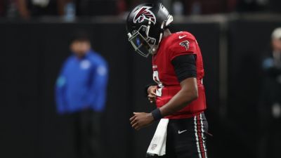 Falcons' Michael Penix Jr. injures rib late in loss to Ravens - ESPN