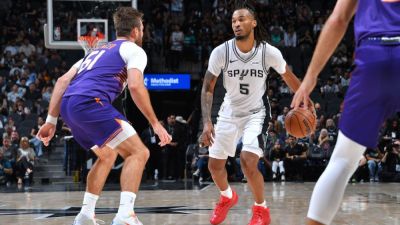 Spurs debut three-guard lineup in preseason win over Suns - ESPN