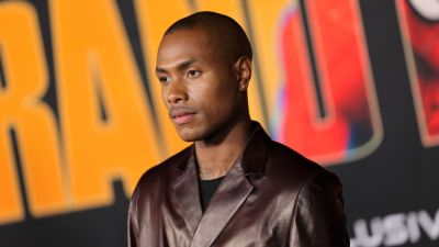 Steve Lacy sings 'LeBron, LeBron, LeBron'' during concert - ESPN