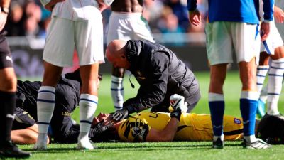 Emi Martínez taken to hospital after suffering head injury in Chelsea's win over Everton - ESPN