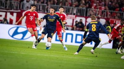 Champions League live updates: Bayern-Arsenal in action, Como stun Man United - ESPN