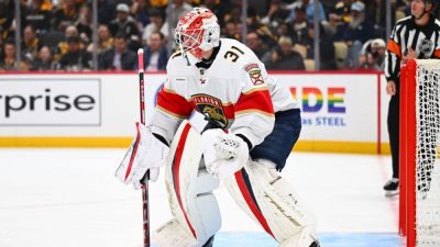 Panthers' Cooper Black becomes NHL's tallest goalie at 6-9 - ESPN