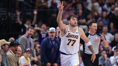 Luka Doncic scores 52 points with 10 assists in Lakers' win - ESPN