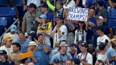 Sights and sounds from Brewers' traveling crowd for Game 4 - ESPN
