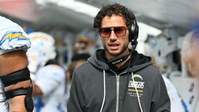 Justin Herbert - Jim Harbaugh - Mike Macdaniel - Chargers sticking with Mike McDaniel as offensive playcaller - ESPN - espn.com - county Miami - Los Angeles