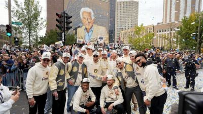 Beer-fueled Brewers continue World Series party with parade - ESPN