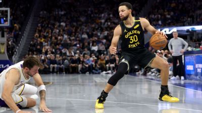 Luka Doncic - Anthony Melton - Steve Kerr - Stephen Curry leads Warriors' 25-point comeback over Lakers - ESPN - espn.com - San Francisco - Los Angeles - state Utah