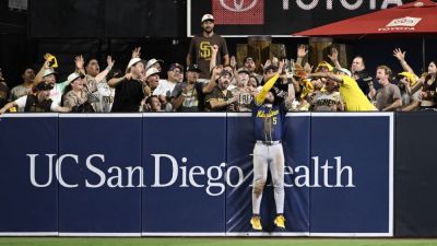 Mitchell robs Padres of tying homer as Brewers clinch NLDS - ESPN