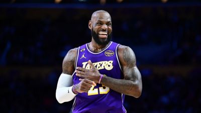 Karl Malone - LeBron James becomes oldest with triple-double in NBA history - ESPN - espn.com - Los Angeles - county Dallas - county Maverick