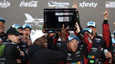Tyler Reddick wins Daytona 500 in car owned by Michael Jordan - ESPN