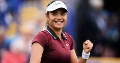 Emma Raducanu bounces back from split with coach to advance at Winners Open