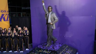 Lakers unveil statue of legendary former coach Pat Riley - ESPN