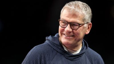 UConn's Geno Auriemma makes record 655th AP Top 25 appearance - ESPN